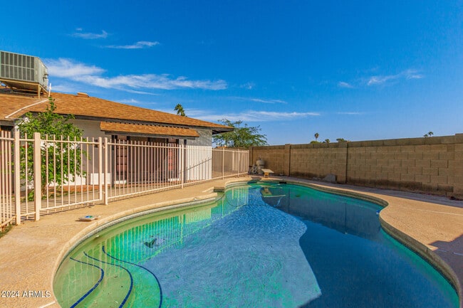 Building Photo - 1835 E Yale Dr