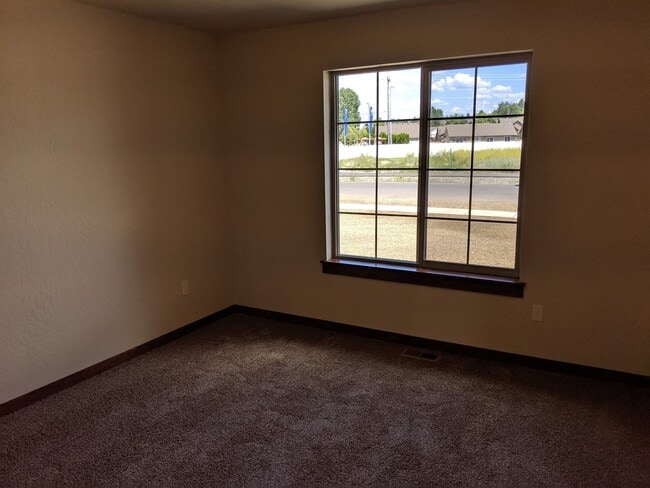 Building Photo - 4 Bed 2 Bath Rancher in Post Falls