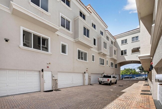 Building Photo - 508 N Birch Rd