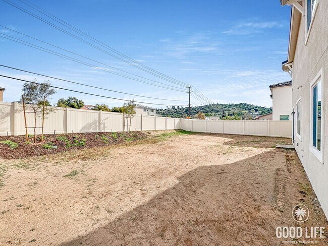 Building Photo - Never-Lived-In Modern 5BR Home with Private Backyard