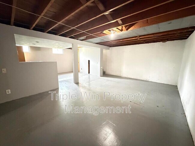 Building Photo - 10319 Varnum Dr