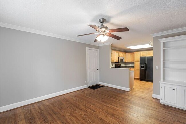 Building Photo - NW Large Updated Home! LR, DR, Den, FP, Ha...