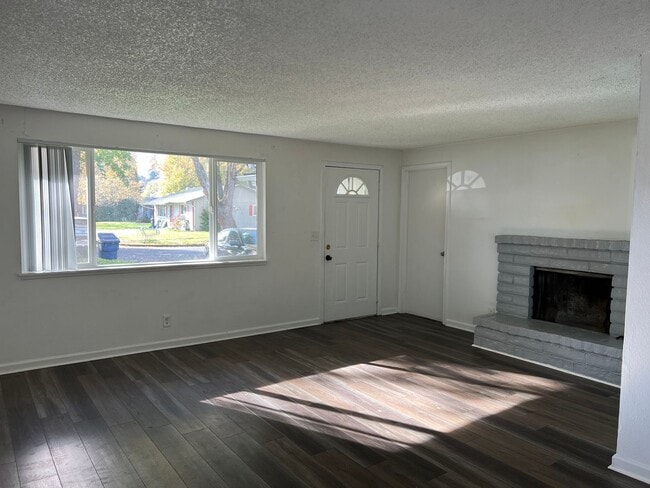 Building Photo - 2 bedroom 1 bath duplex with a garage!