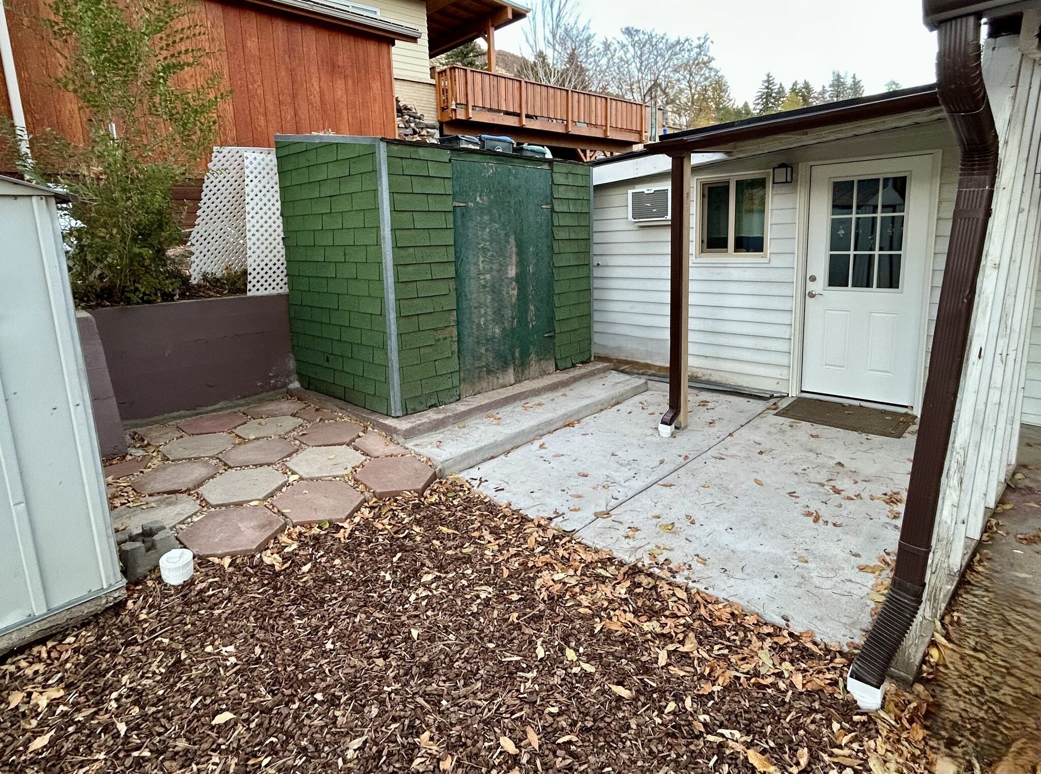 Private patio and back entrance to studio - 416 Boyd St