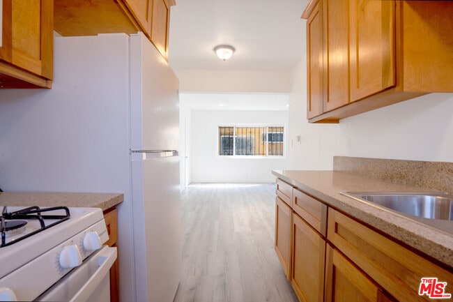 Building Photo - 241 W 84th St