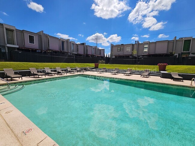 Building Photo - 410 W 7th St