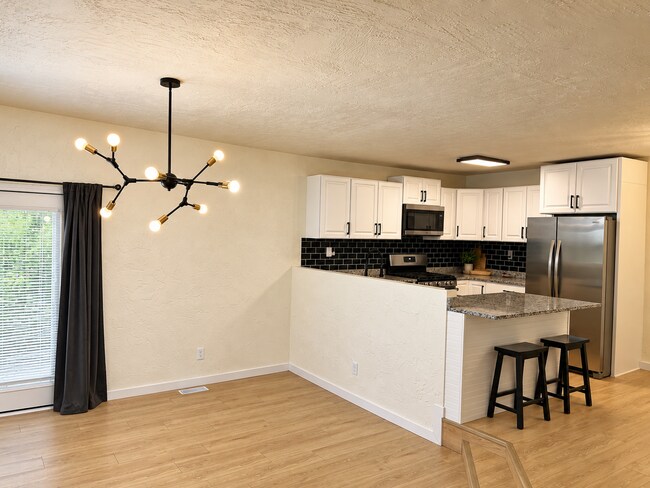 Building Photo - Fairview Heights Gem!