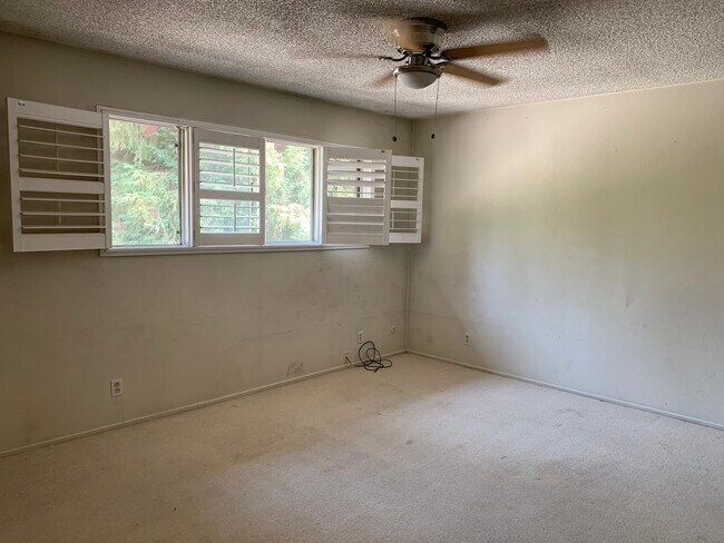 Building Photo - Adorable 3 Bed 1.5 Bath Covell Commons Condo ( fall Rental )