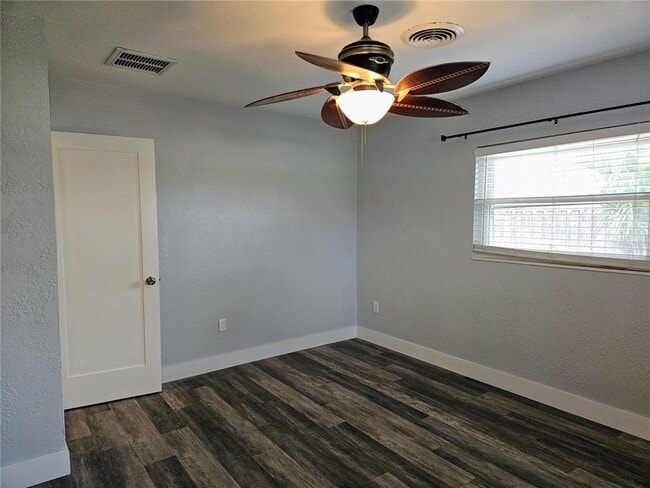 Building Photo - 10136 Paradise Blvd