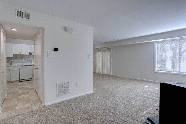 Building Photo - 3BD, 1.5BA - Beautifully Remodeled Townhome in Columbia