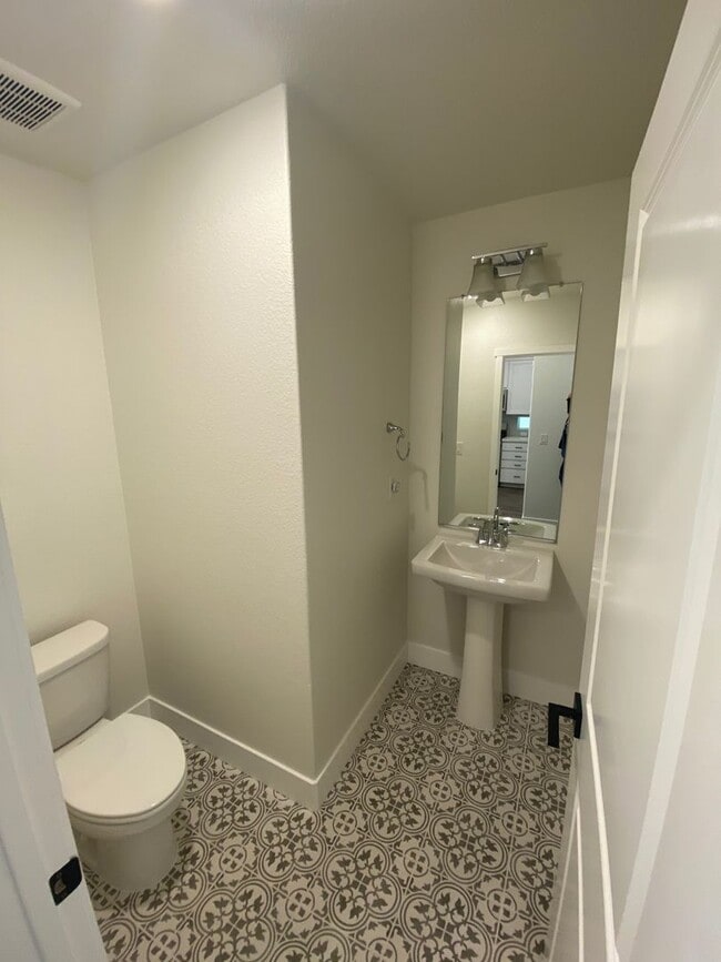 Building Photo - Newer Single Family Home in West Sacramento