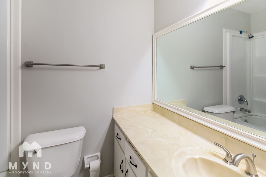 Building Photo - 6340 Greenbriar Dr