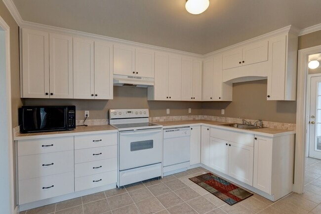 Building Photo - Pet Friendly 2 Bed, 1 Bath Home