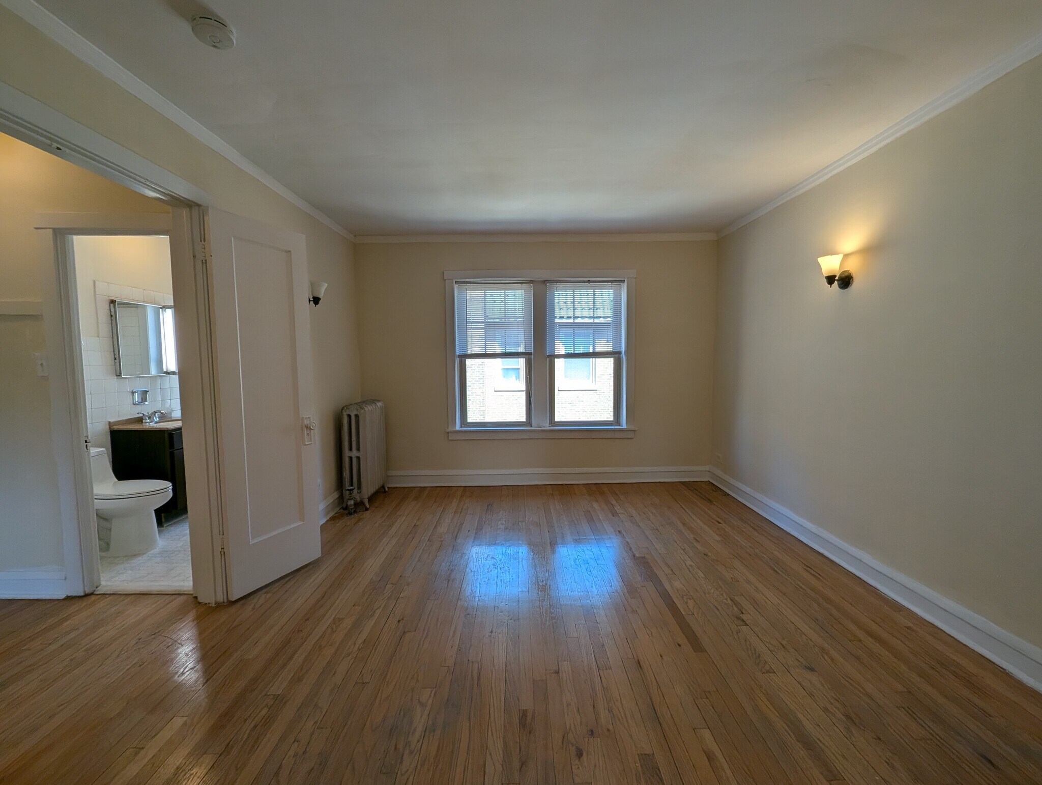 Building Photo - 2122 W Ainslie St