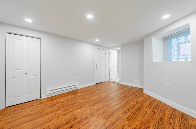 Building Photo - 666 E 50th Pl