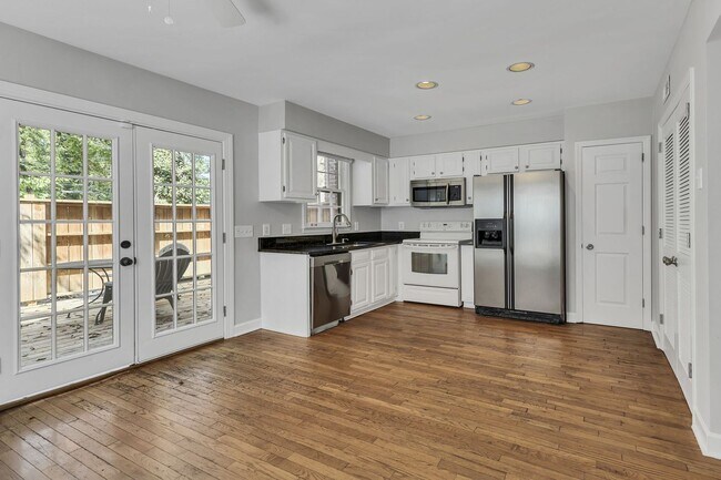 Building Photo - Amazing 2BE/2.5BA duplex in the heart of Belmont & Hillsboro Village!