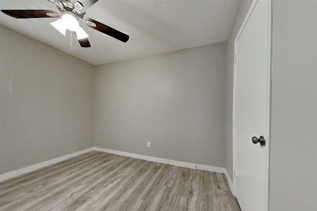 Building Photo - 10207 Horseshoe Bend Dr