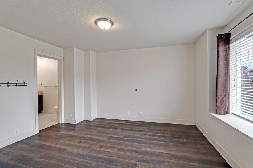 Building Photo - 10533 NE Avery Way