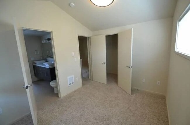 Building Photo - Two Bedroom, One and a Half Bath Townhome - Right Next to Fairmount Park