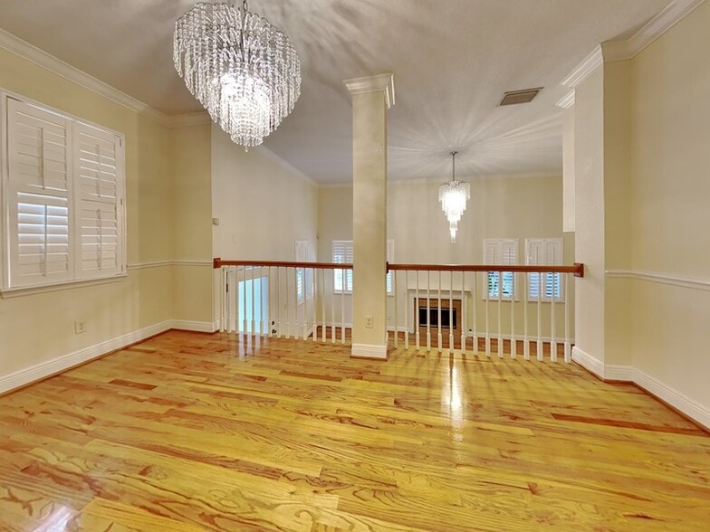 Building Photo - 3315 W De Leon St