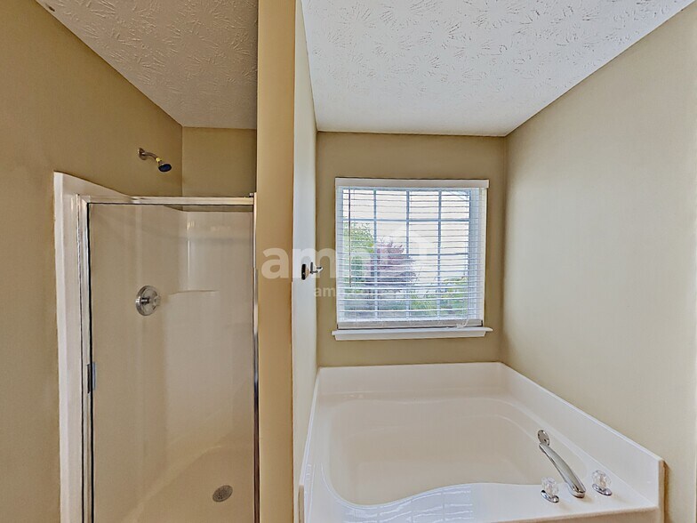 Building Photo - 517 Lazy River Ln