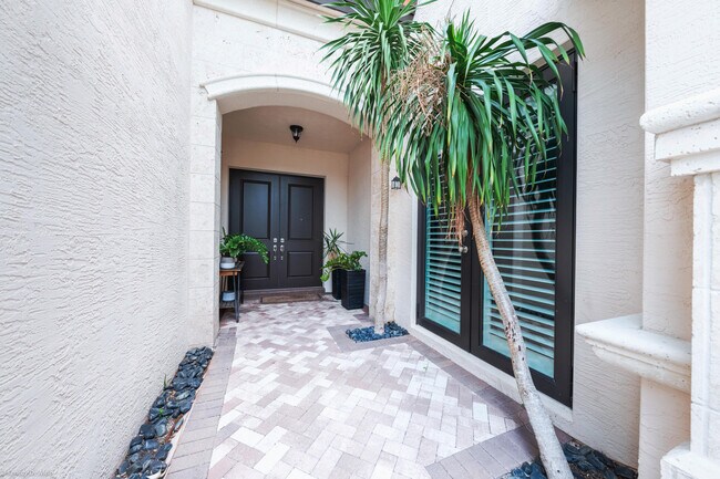 Building Photo - 9368 Eden Roc Ct