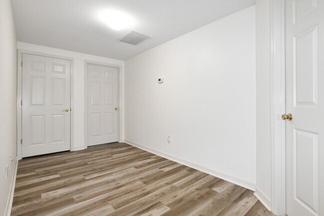 Building Photo - 436 NW 50th Blvd. (Monticello at Millpond)