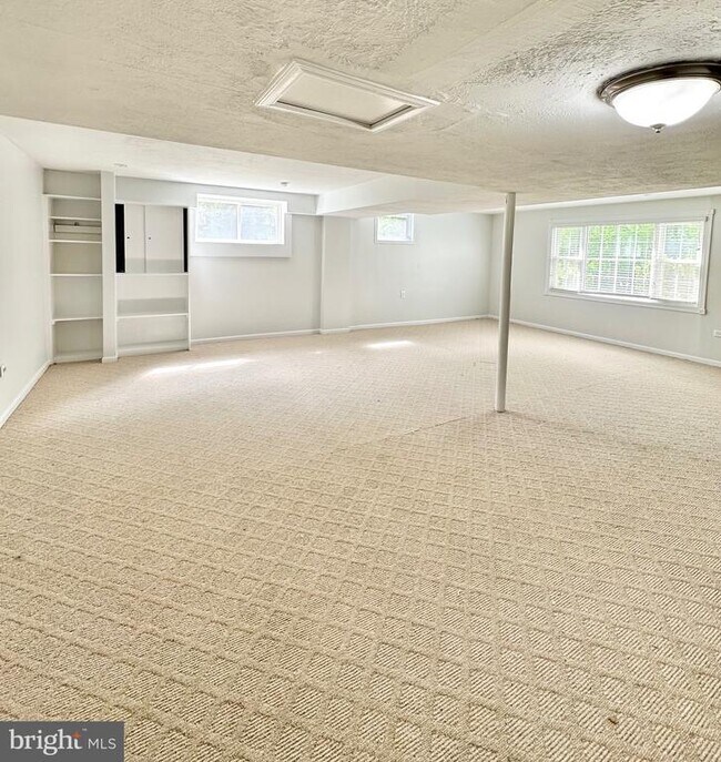Building Photo - 3066 Valley Ln