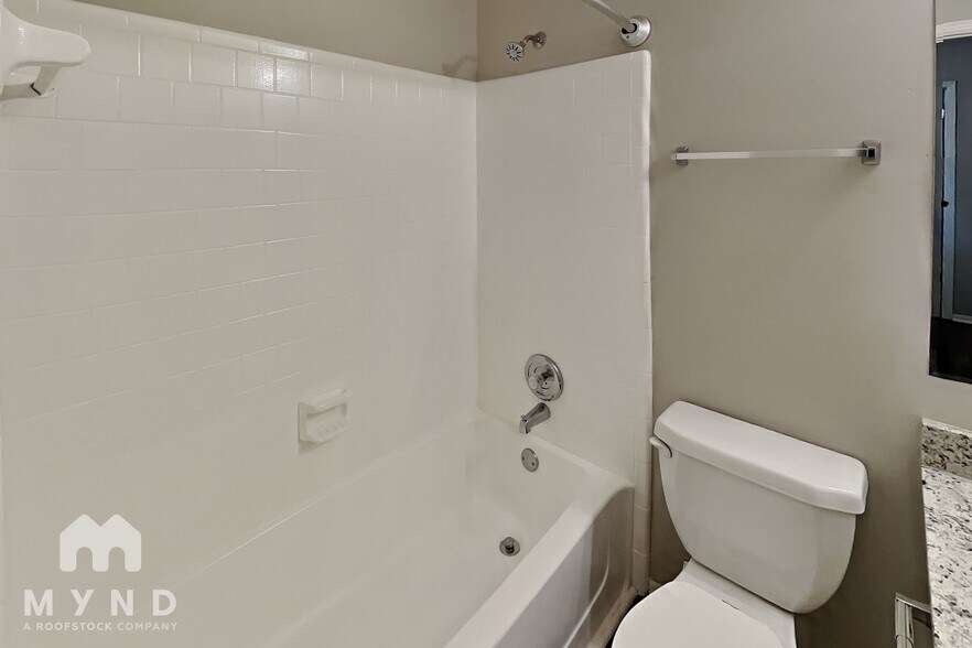 Building Photo - 2139 Victoria Pl