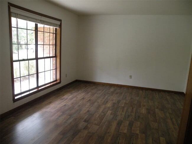 Building Photo - 785 Bader Dr