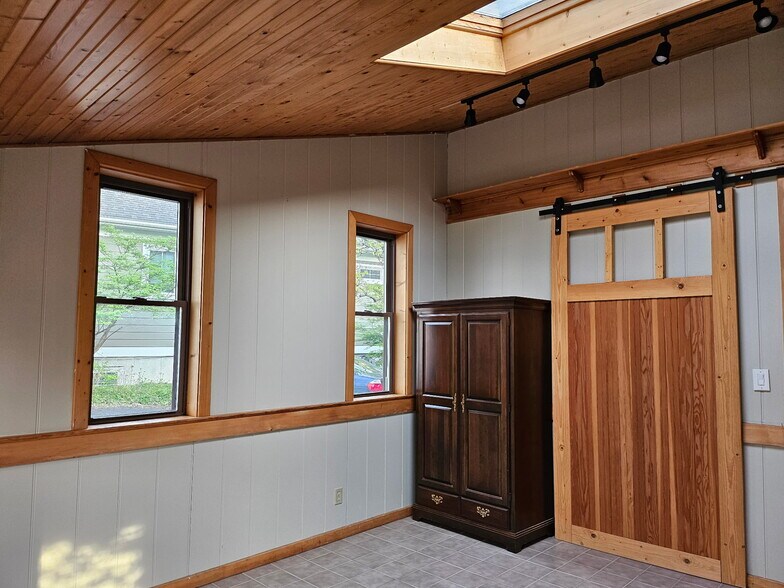 Dining Area - 3530 Kroger Ave