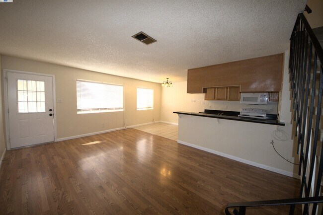 Building Photo - 1214 Sycamore Dr