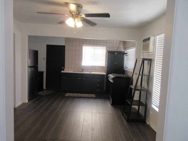 Building Photo - Adorable San Fernando home on O'Melveny