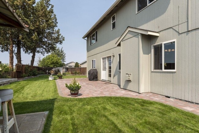 Building Photo - Gorgeous home at end of cul-de-sac with RV parking and views