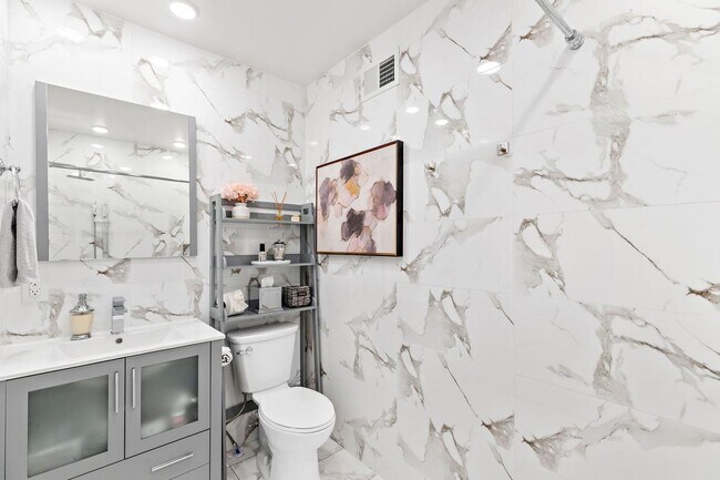 Building Photo - 61 Bleecker St