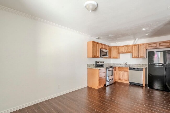 Building Photo - 3 bedroom townhome for rent