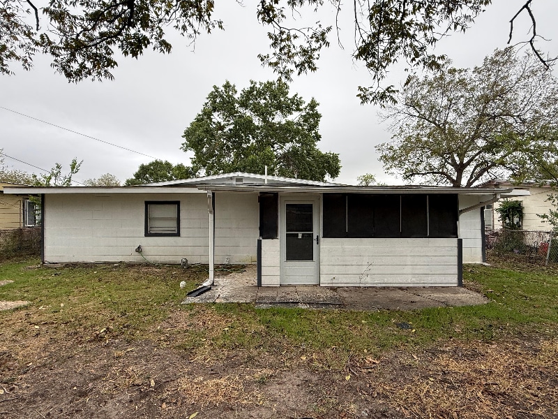 Building Photo - 219 Serna Park