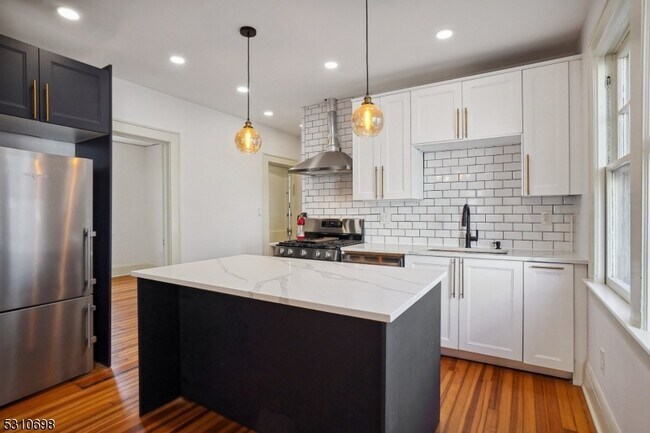 Building Photo - 17 Beekman St