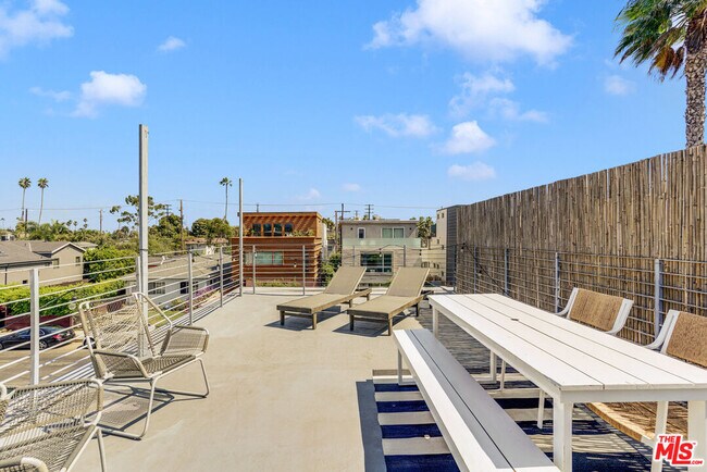 Building Photo - 809 Brooks Ave