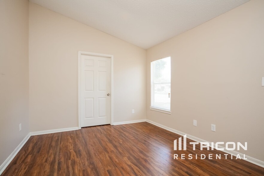 Building Photo - 3214 Kelling St