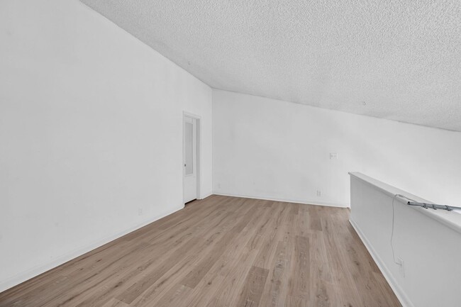 Building Photo - Great corner studio location in Belle Forest.