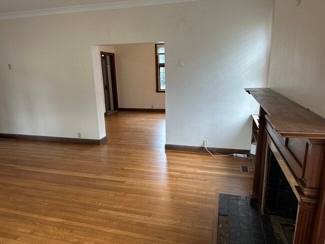 Living Room - 1003 E Washington St