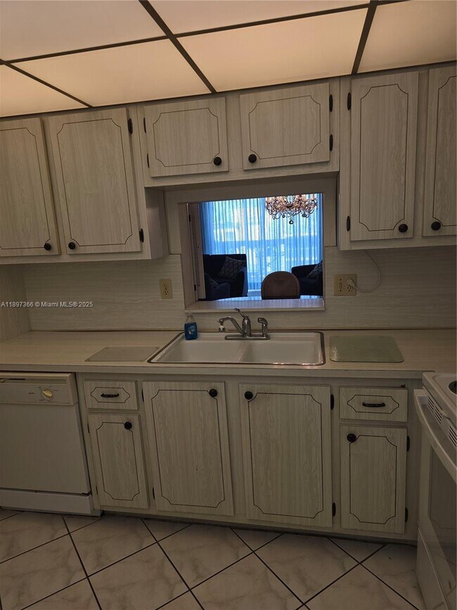 Building Photo - 609 NE 14th Ave