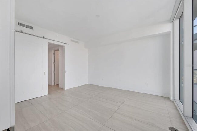 Building Photo - 301 QUAY Cmn