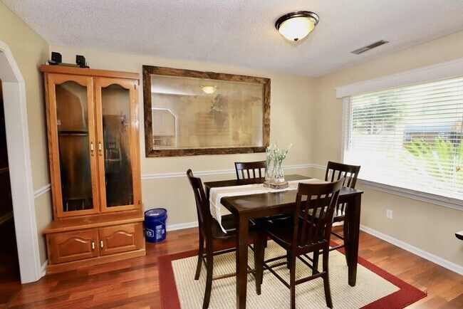 Building Photo - 2415 Edmunds Dr