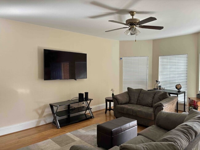 Building Photo - 3944 Brandon Park Dr