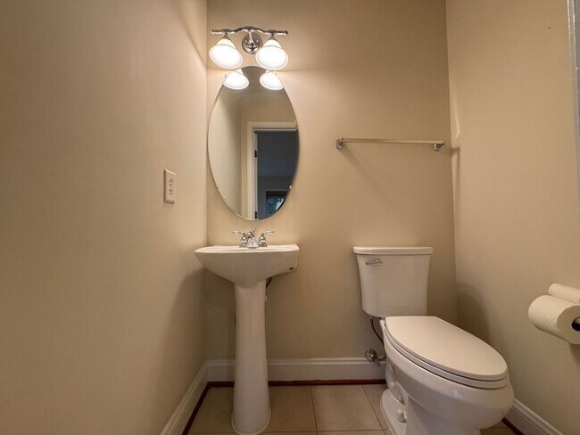 Building Photo - Gorgeous 4 Bed 3 Bath End Unit Brick Townh...