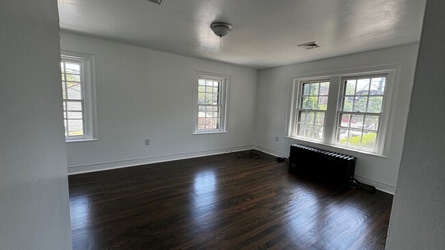 Building Photo - 2 Bedroom 1 Bathroom in Lebanon with Large...