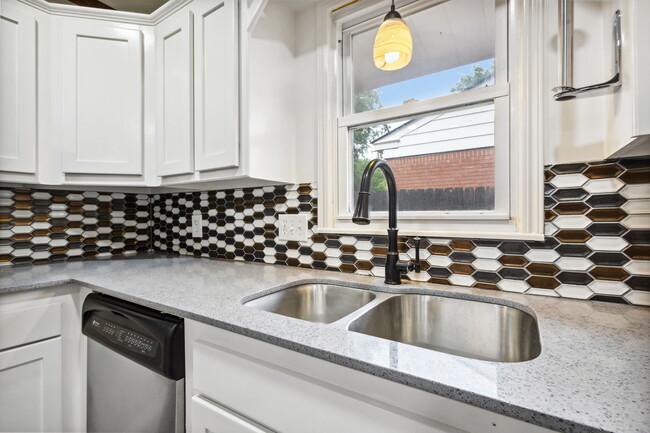 Building Photo - 10001 Ridgeview Dr