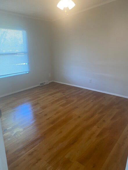 Building Photo - 151 White Oak Rd